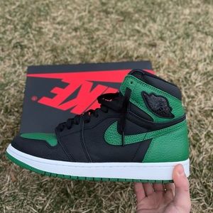 Jordan 1 pine greens Size 9.5 PADS